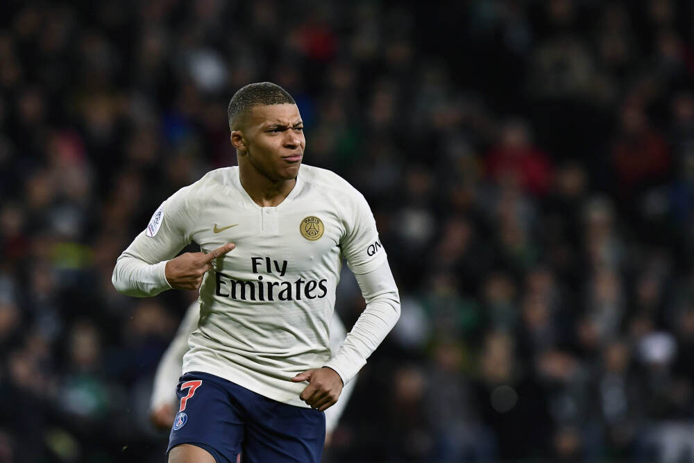 薛凯琪脚踩黑色高跟, 一身皮衣穿搭又酷又性感